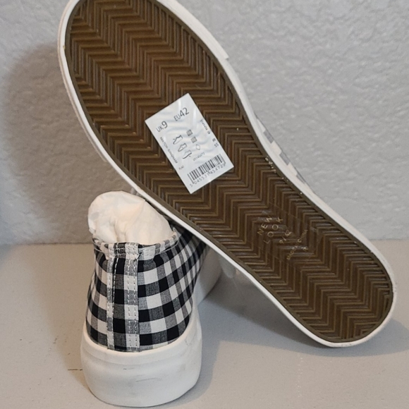 Checkerd Sneekers by New Look - Picture 3 of 11